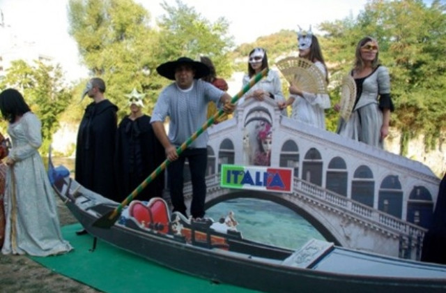 Карнавалните макети излязоха от работилниците