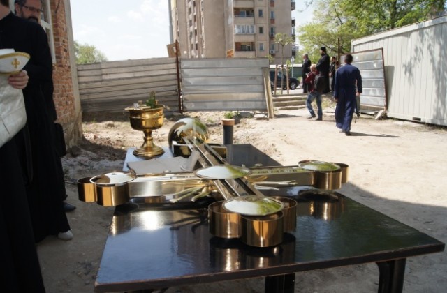 Вдигат позлатен кръст на 22 метра на църквата “Свети Николай”