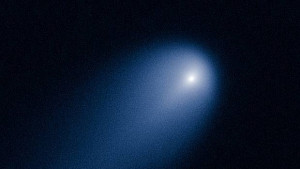 Снимки на Кометата на века от Хъбъл