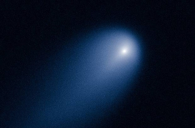 Снимки на Кометата на века от Хъбъл