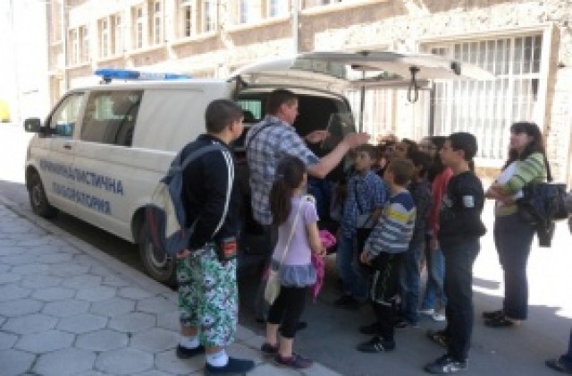 Петокласници от Венец гостуваха в полицейското управление в Шумен