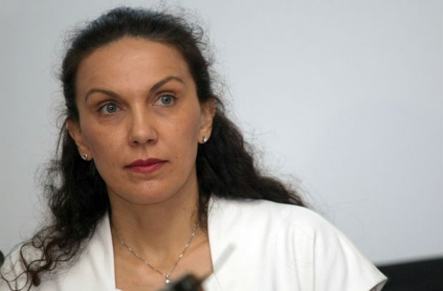 Антония Първанова уважи мюсюлманския ритуал сюнет при обиколка в Търговишко