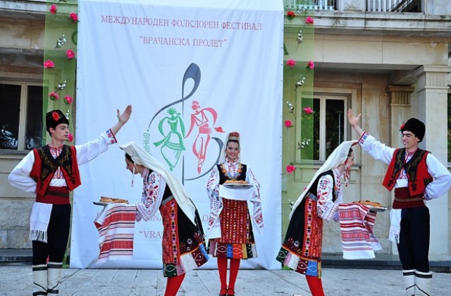 Фестивалът „Врачанска пролет събра над 700 певци и танцьори