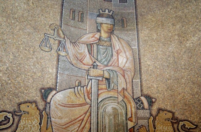 Осъдиха британка, заставяла осиновената си дъщеря да й роди бебе