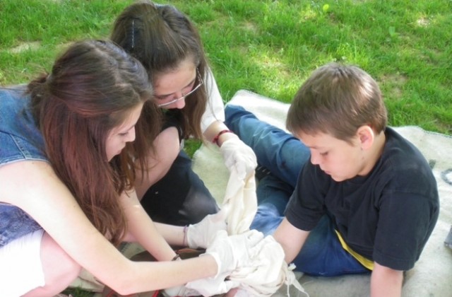 Ученици даваха първа помощ