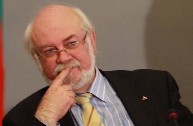 Тренчев за Цацаров: Мнозина се надяват, че най-накрая някой ще удари по масата