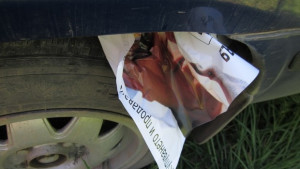 Първи предизборни вандалщини Нарязаха гумите на кола за разлепяне на