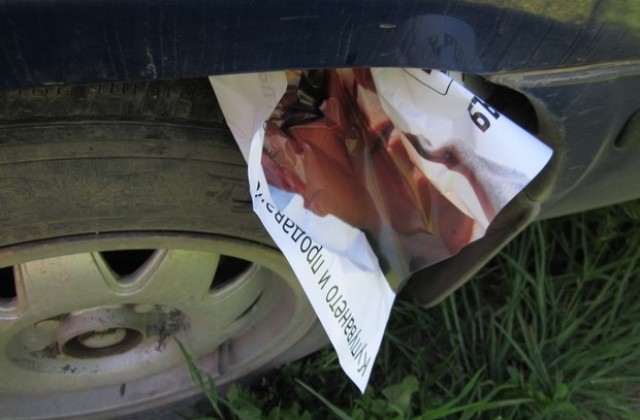 Първи предизборни вандалщини: Нарязаха гумите на кола за разлепяне на плакати на ВМРО