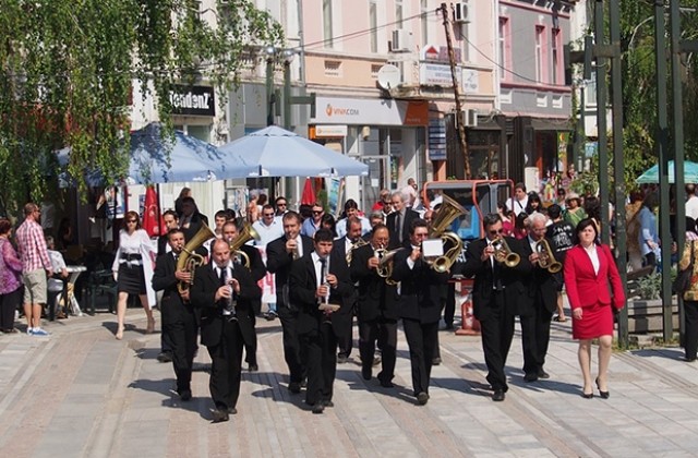 Празнично шествие и концерт за Първи май