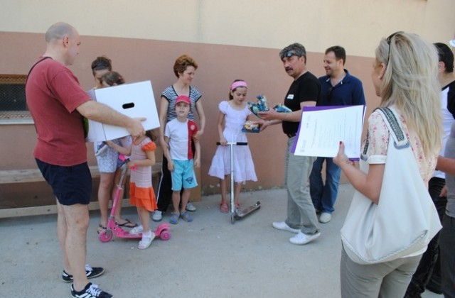 20 нуждаещи се семейства получиха празнични хранителни пакети