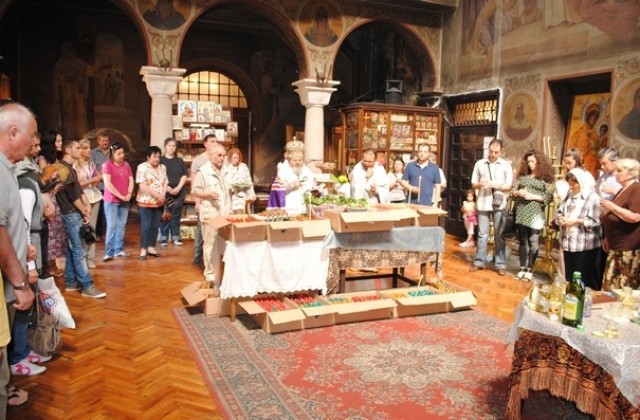 Дядо Григорий освети 3300 великденски яйца