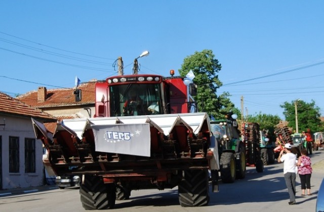 С парад на селскостопанска техника жителите на Никюп приветстваха ГЕРБ в първомайската вечер