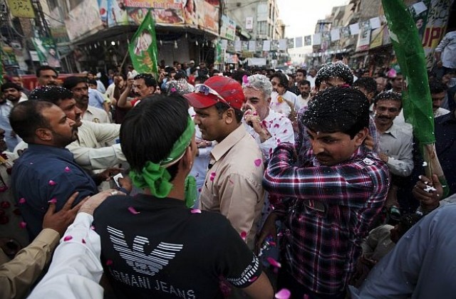 В Пакистан стотици души почетоха паметта на Осама бин Ладен