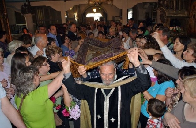Изнесоха Светата Плащеница от хасковския храм Св. Успение Богородично