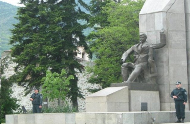 Полагат венци и цветя пред паметника на Гоце Делчев