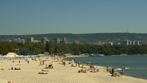 Стотици потърсиха разхлада на варненския плаж снимки