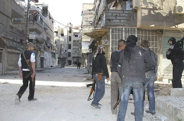 Бунтовници обстрелват с ракети летището на Дамаск