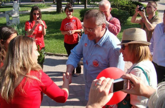 Станишев обеща да защити хората