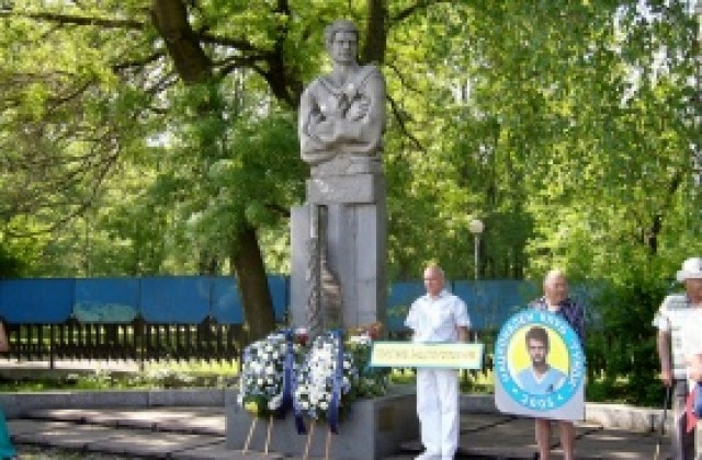 СНИМКИ: Левскарите се преклониха пред легендата Георги Аспарухов