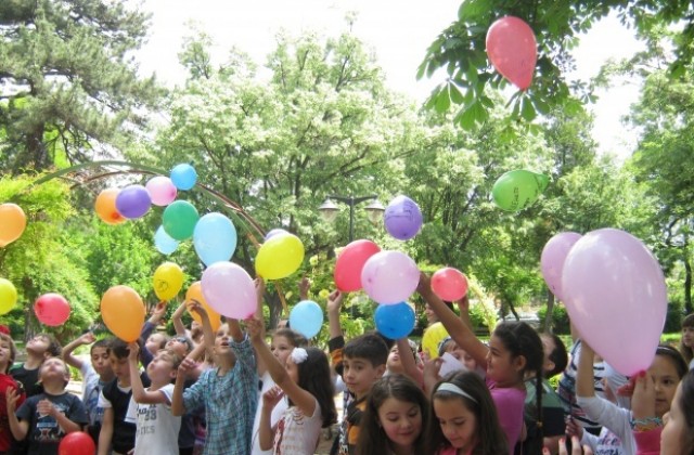 Огромен електромобил и стотици балони за децата на Великден