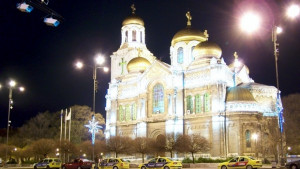 Спират движението на автомобили около Катедралата след 22 часа