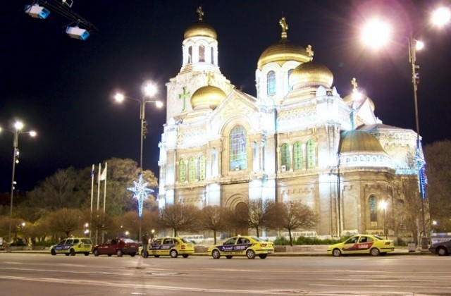Спират движението на автомобили около Катедралата след 22 часа