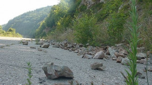 Срутище край Нареченски бани затруднява движението по пътя ПловдивСмолян