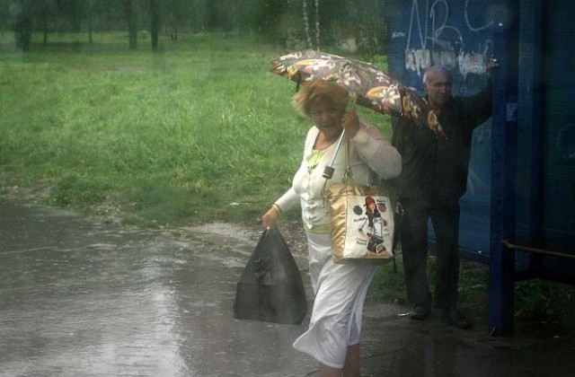Гръмотевични бури в части от страната, паднаха и градушки