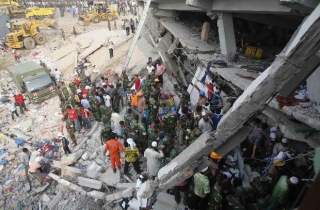 Броят на жертвите на рухналата сграда в Бангладеш надхвърли 600