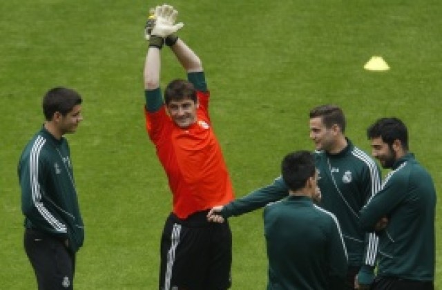 Андрес Иниеста се застъпи за Икер Касияс