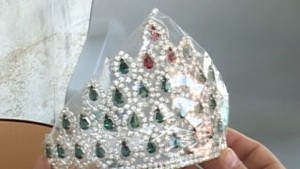Корона с рубини и смарагди ще кичи главата на новата