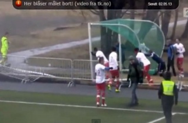 ВИДЕО: Силен вятър преобърна врата по време на мач