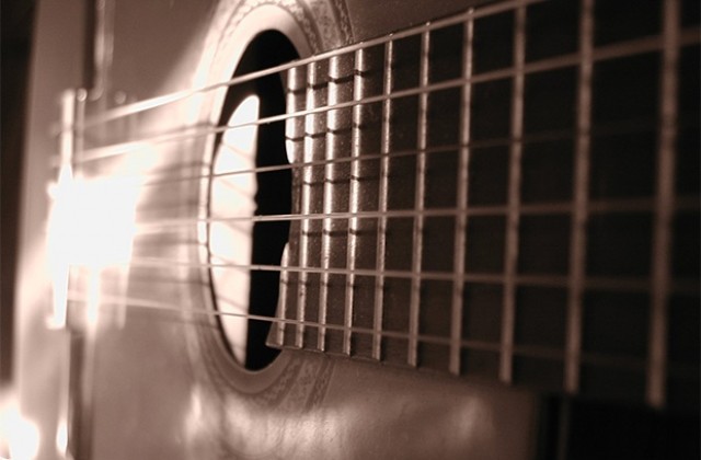 Продават на търг китара, на която са свирели Ленън и Харисън