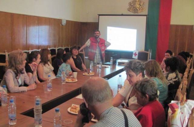 Награждават доброволци за Деня на Червения кръст