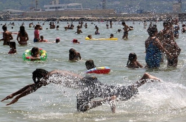 Туристите на Златни пясъци май ще плуват в чисти води