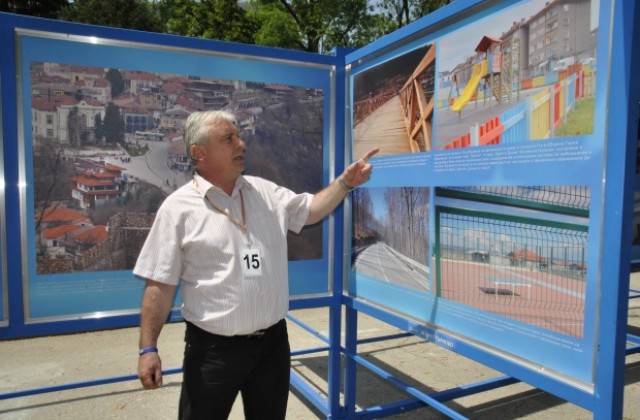 Евгени Стоев призова партиите, управлявали България, да покажат съграденото като ГЕРБ