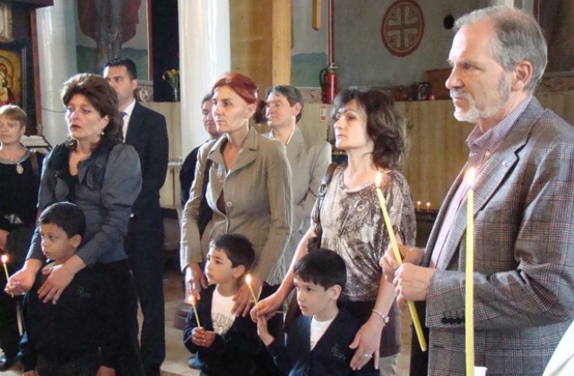 Борислав Великов стана кръстник на три деца в Монтана