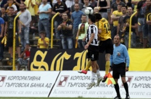 ВИДЕО: Ботев надигра Локо, но пловдивското дерби завърши без голове