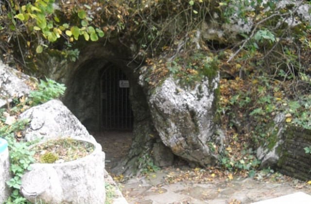 Над 2 800 туристи са посетили „Леденика в почивните дни