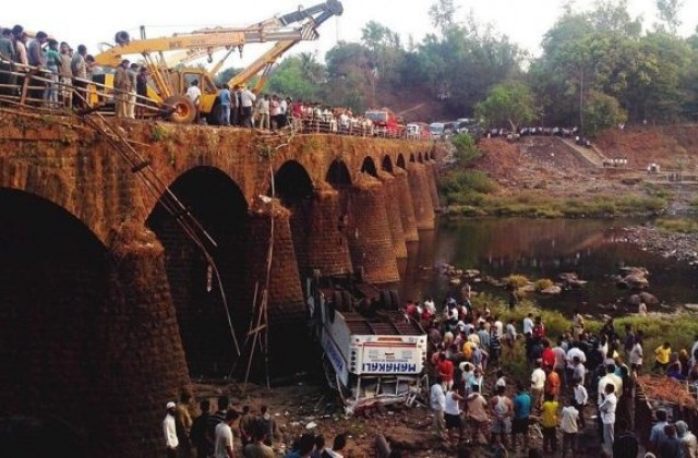 33 жертви след автобусна катастрофа в Индия