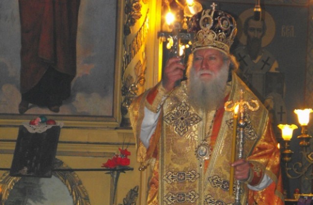 Патриархът поставя основния камък на новата църква в Разград
