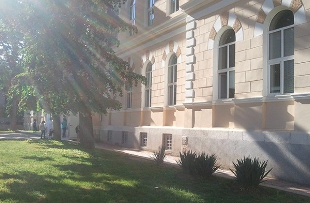 Деца дариха деца