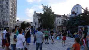 Празничен концерт и ученически турнир по стрийтбол за края на