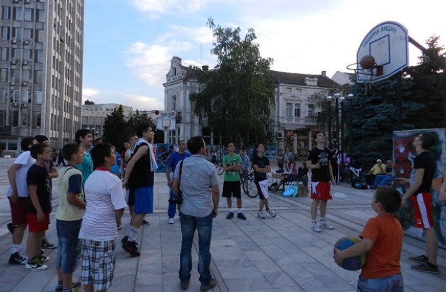 Празничен концерт и ученически турнир по стрийтбол за края на „Месеца на Европа