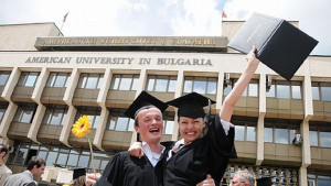 Връчват дипломите на випуск 2013 на АУБ