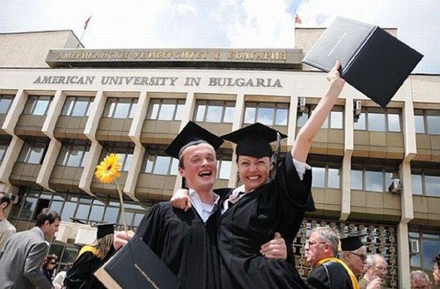 Връчват дипломите на випуск 2013 на АУБ