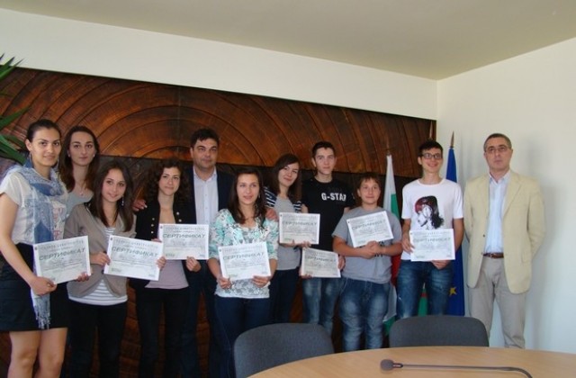 Ученици дадоха заплати на администрацията в Димитровград