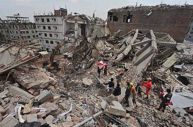 Жена оцеля 17 дни под рухналата сграда в Бангладеш