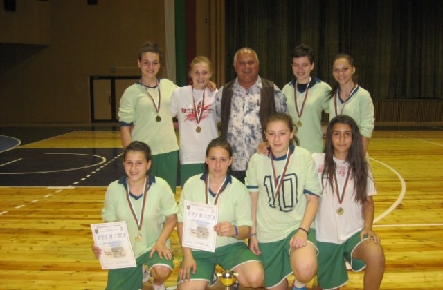 Отборът на Спортното училище спечели градския турнир по футбол за девойки