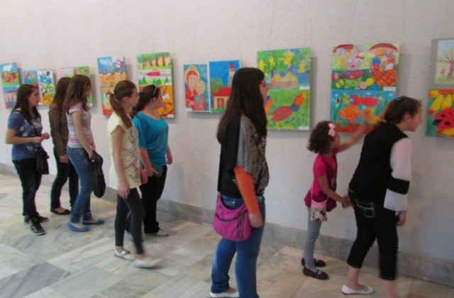 Ученици подредиха колоритна изложба в горнооряховската галерия